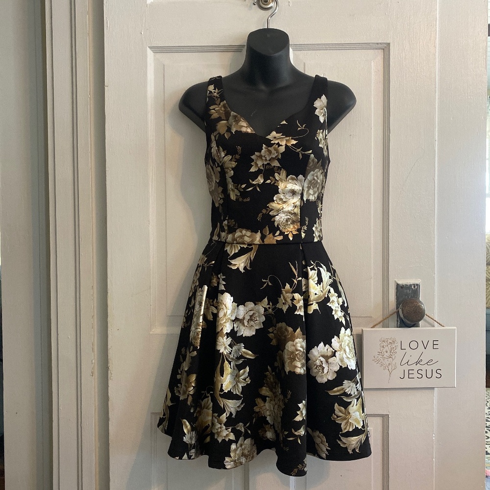 Francesca’s Black/Gold Short Formal